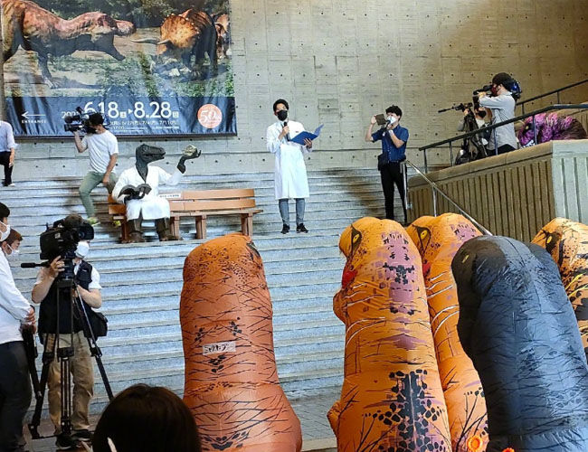 A suspenseful dinosaur exhibition